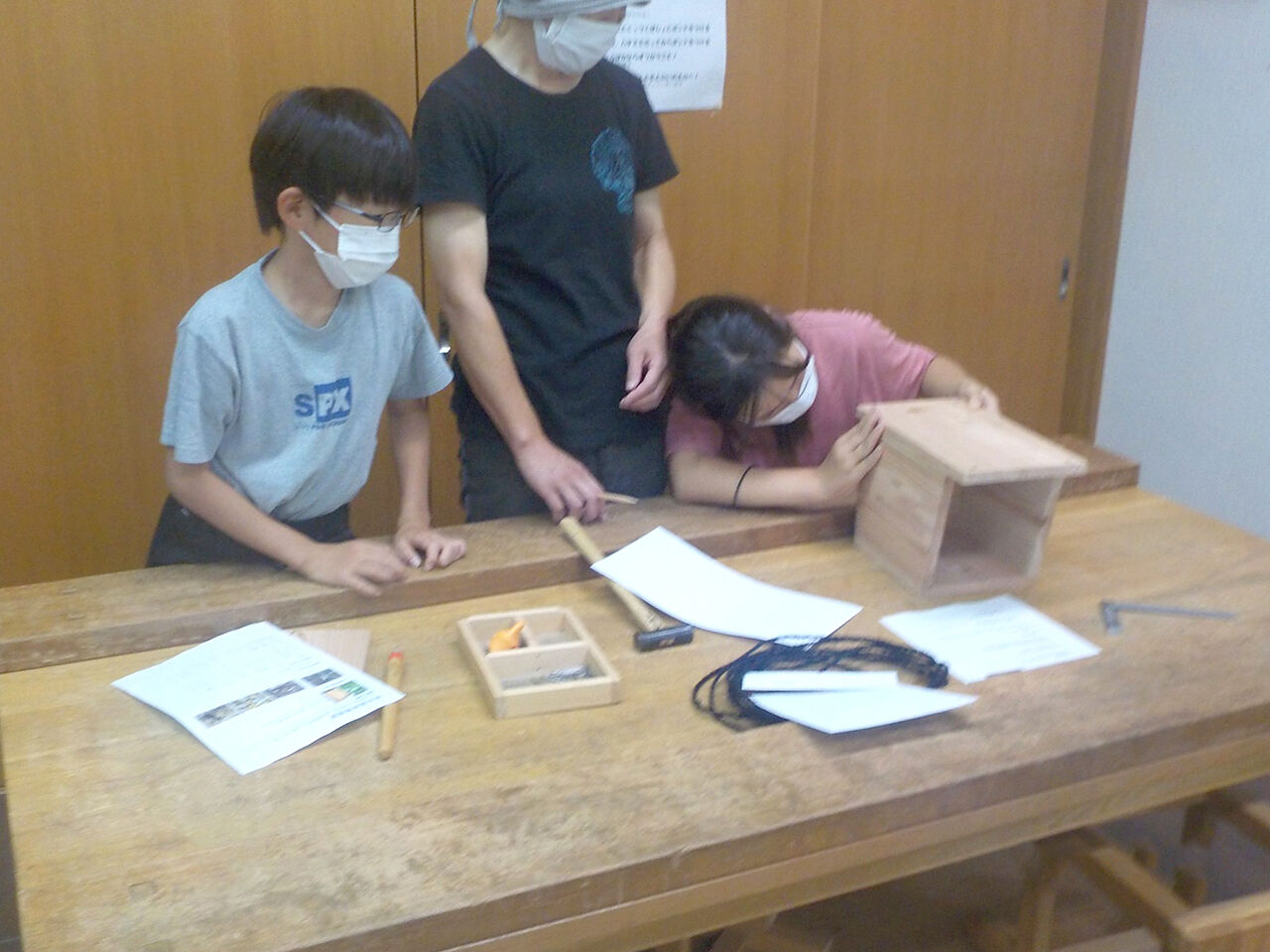 木工教室で作業をしている子どもたちの画像