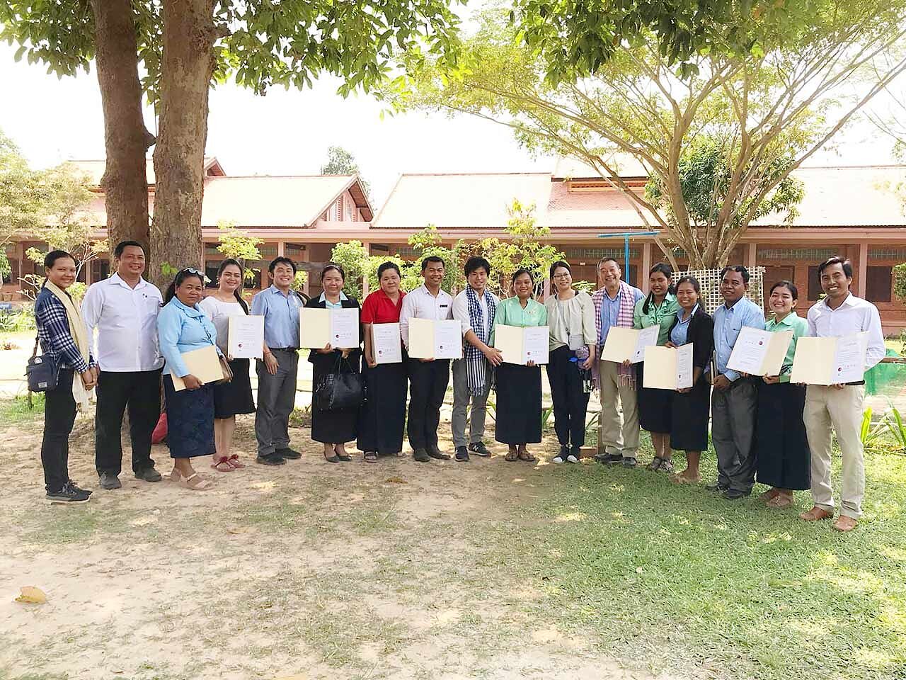 修了証書を持つカンボジアの方たちの画像