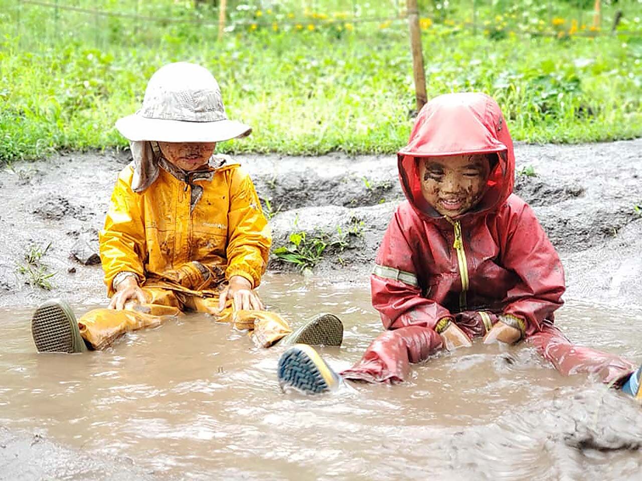 泥で遊ぶ幼児2人の画像