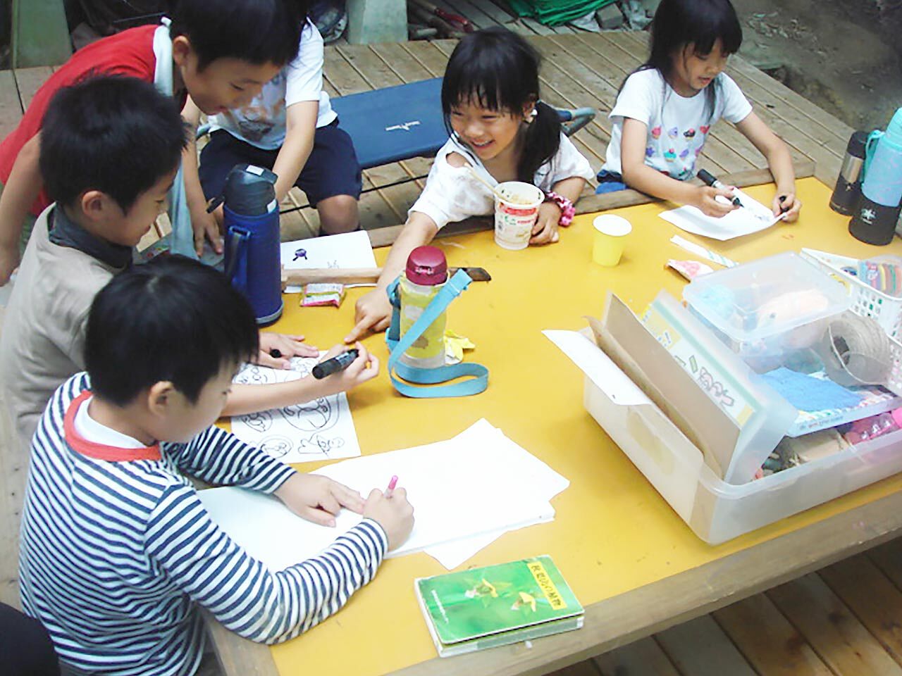 Akiha放課後里学校の部屋のなかで子どもたちが遊んでいる画像