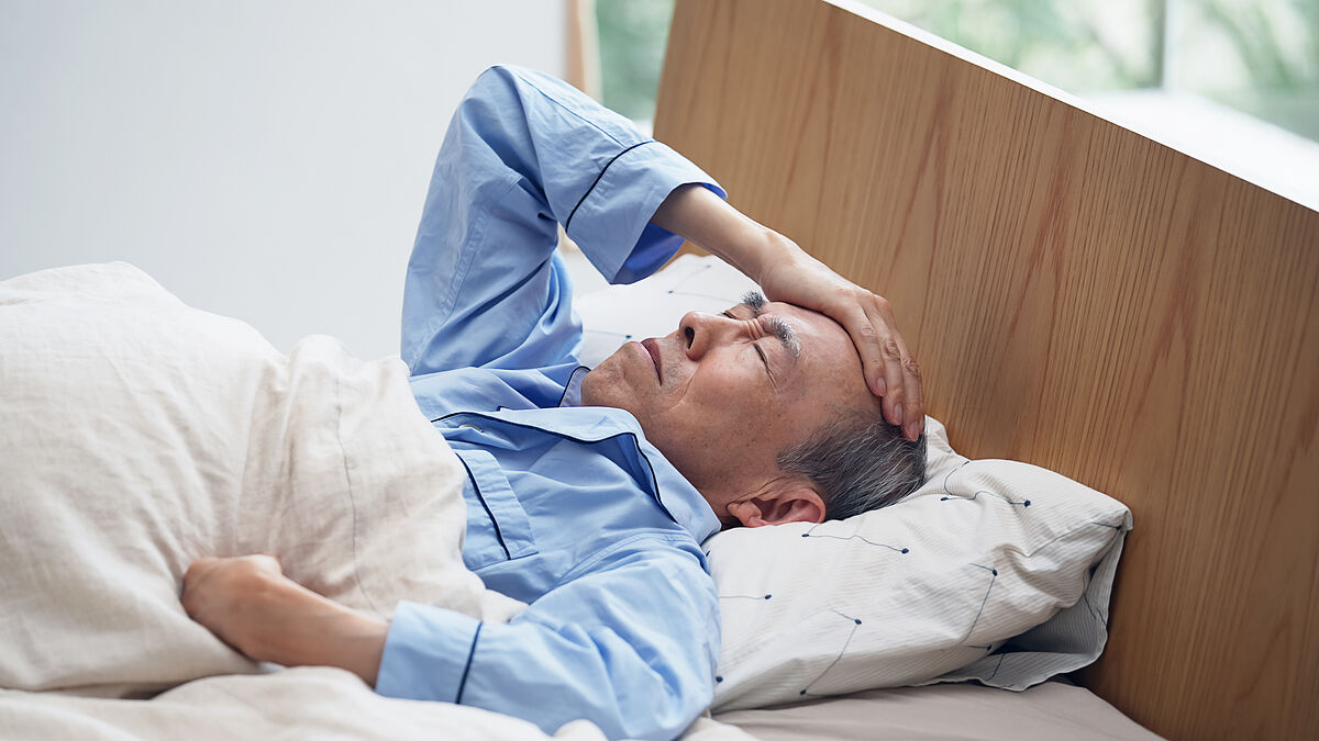 【医師監修】高齢者の睡眠の特徴を解説！不眠の原因や対処法を理解して快眠に繋げよう