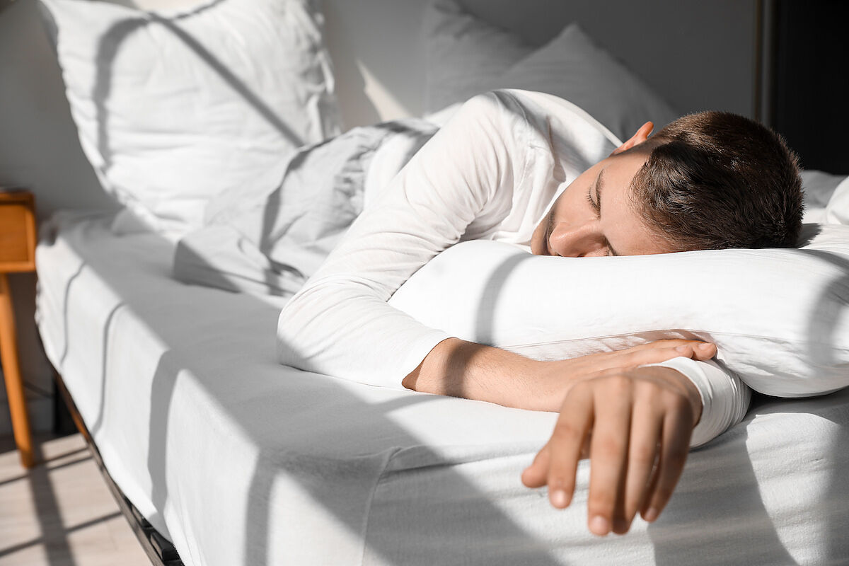 【医師監修】すぐ寝る人は実は睡眠不足？気絶との違いや過眠に繋がる病気を詳しく紹介