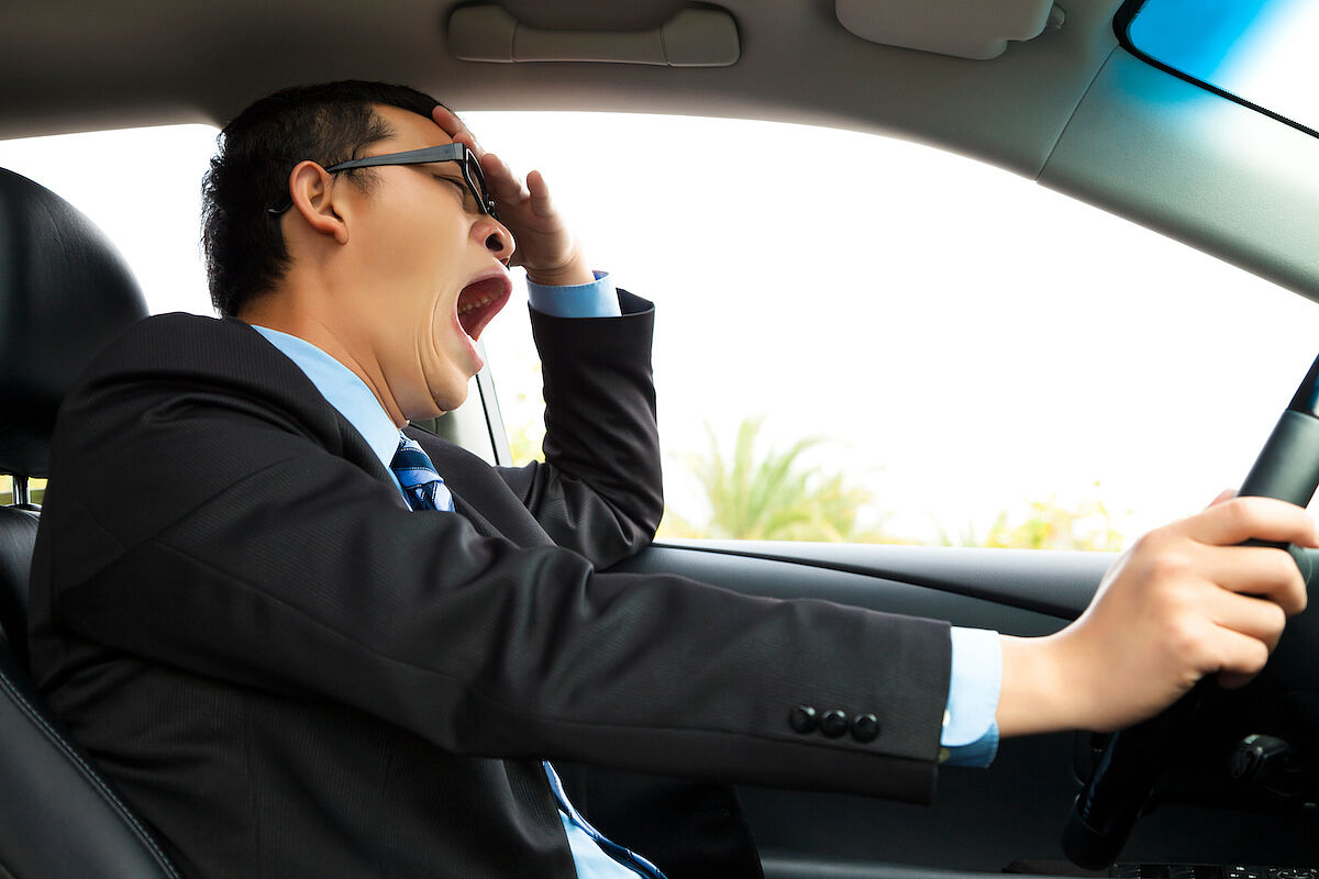【医師監修】車の運転中に眠くなるのはなぜ？原因や対策方法を詳しく解説