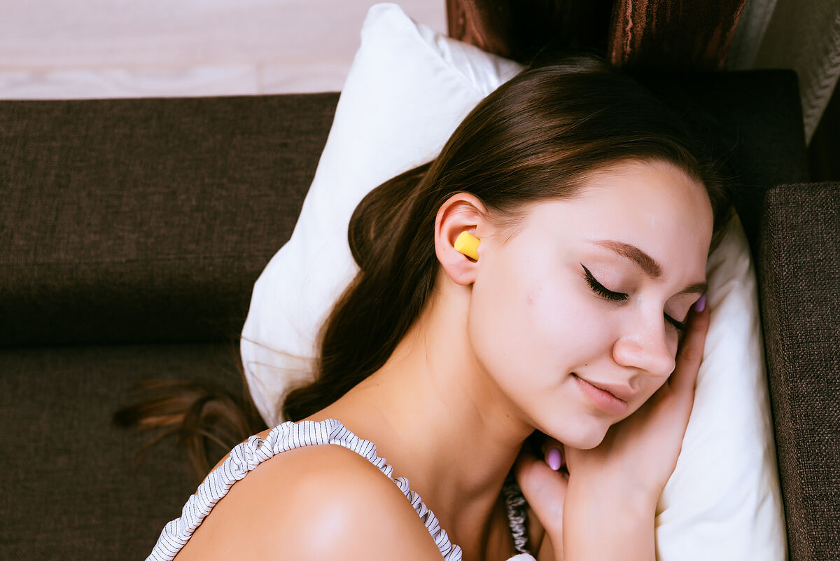 【医師監修】耳栓は睡眠に効果的？眠りに適した選び方や付けたまま眠る際の注意点を解説