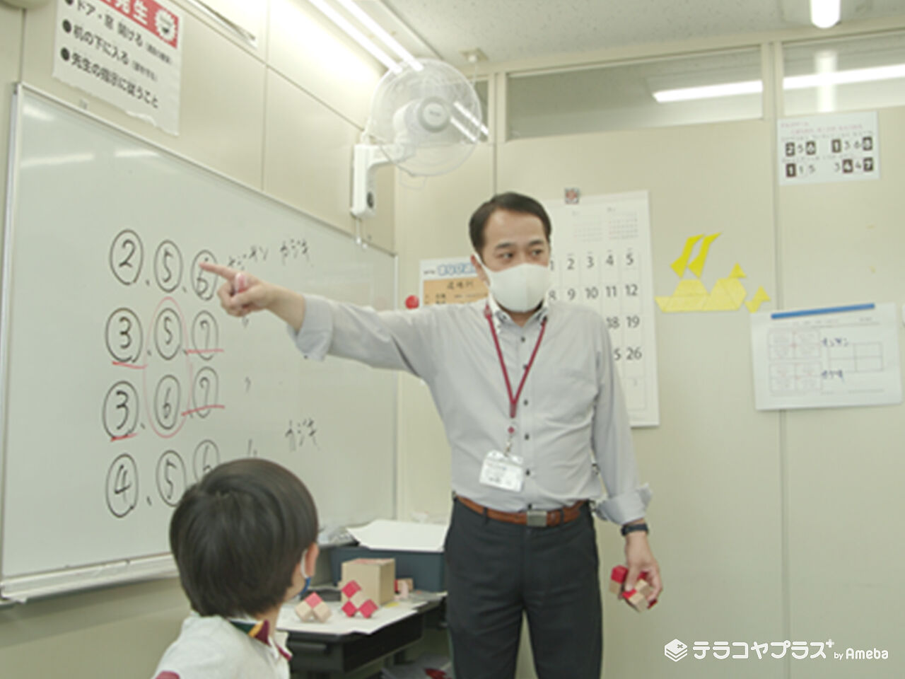 多田先生が子どもたちに授業を行っている画像