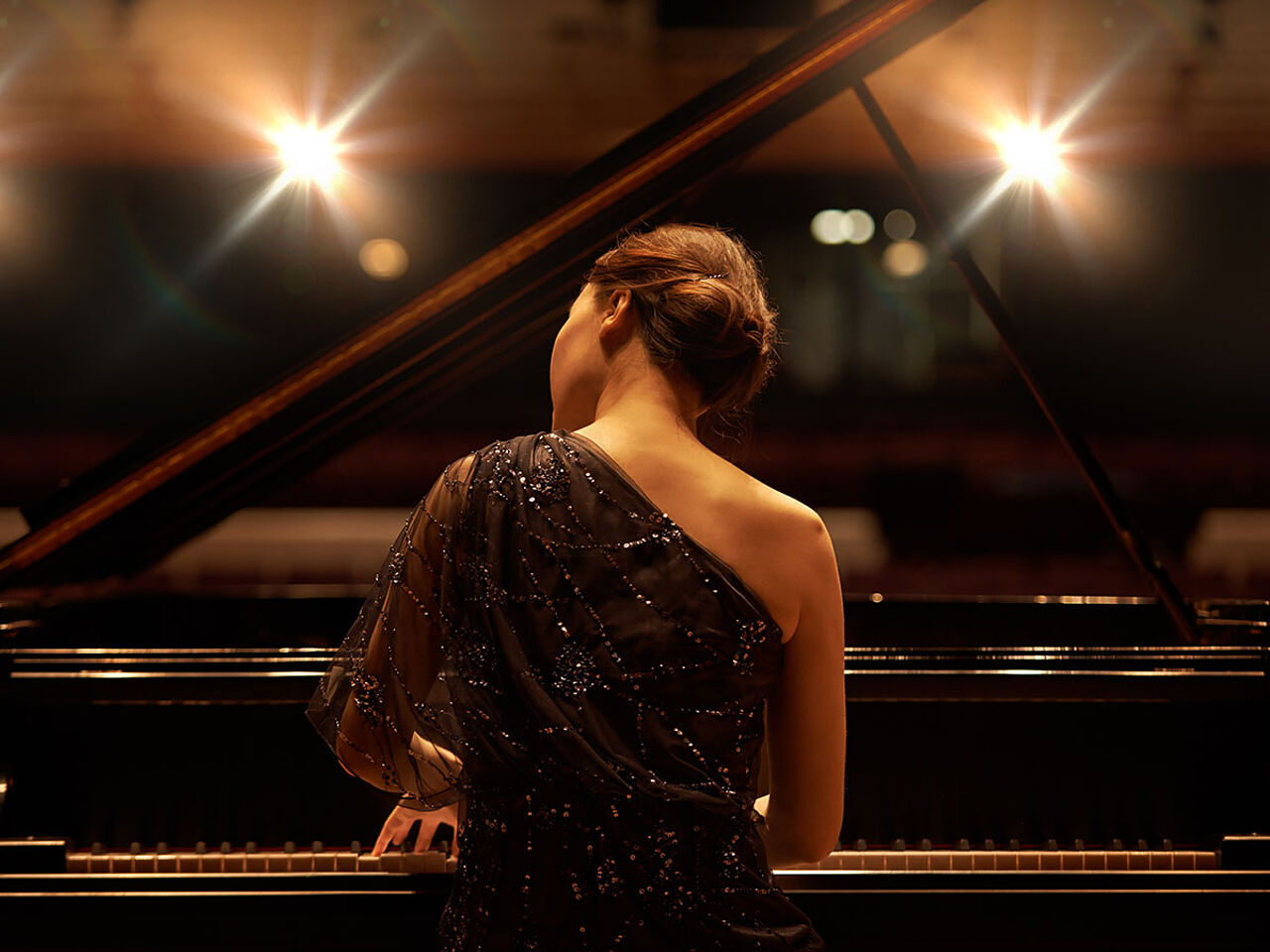 舞台でピアノを弾いている女性の画像