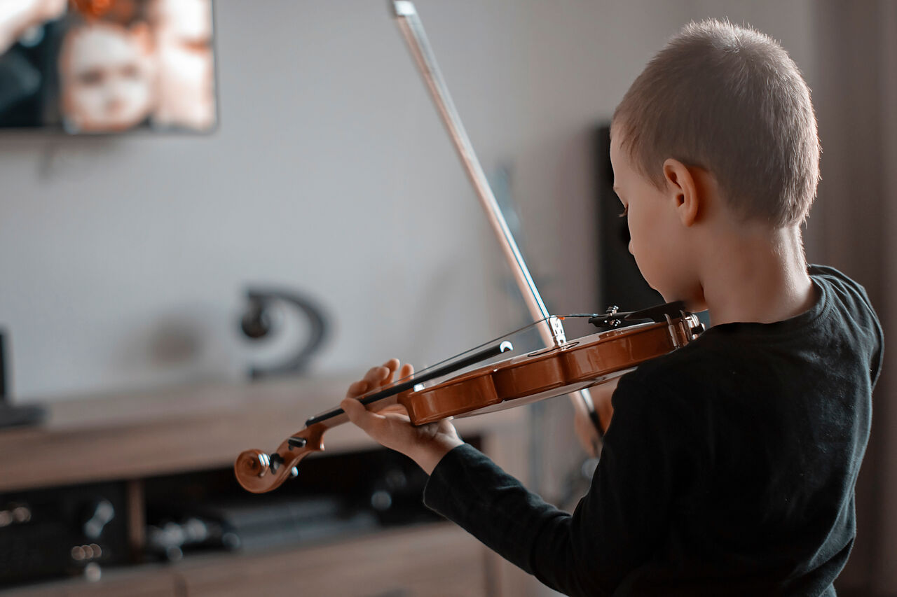 バイオリンを弾く子どもの画像
