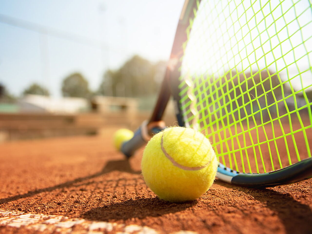 テニスコートとラケットの画像
