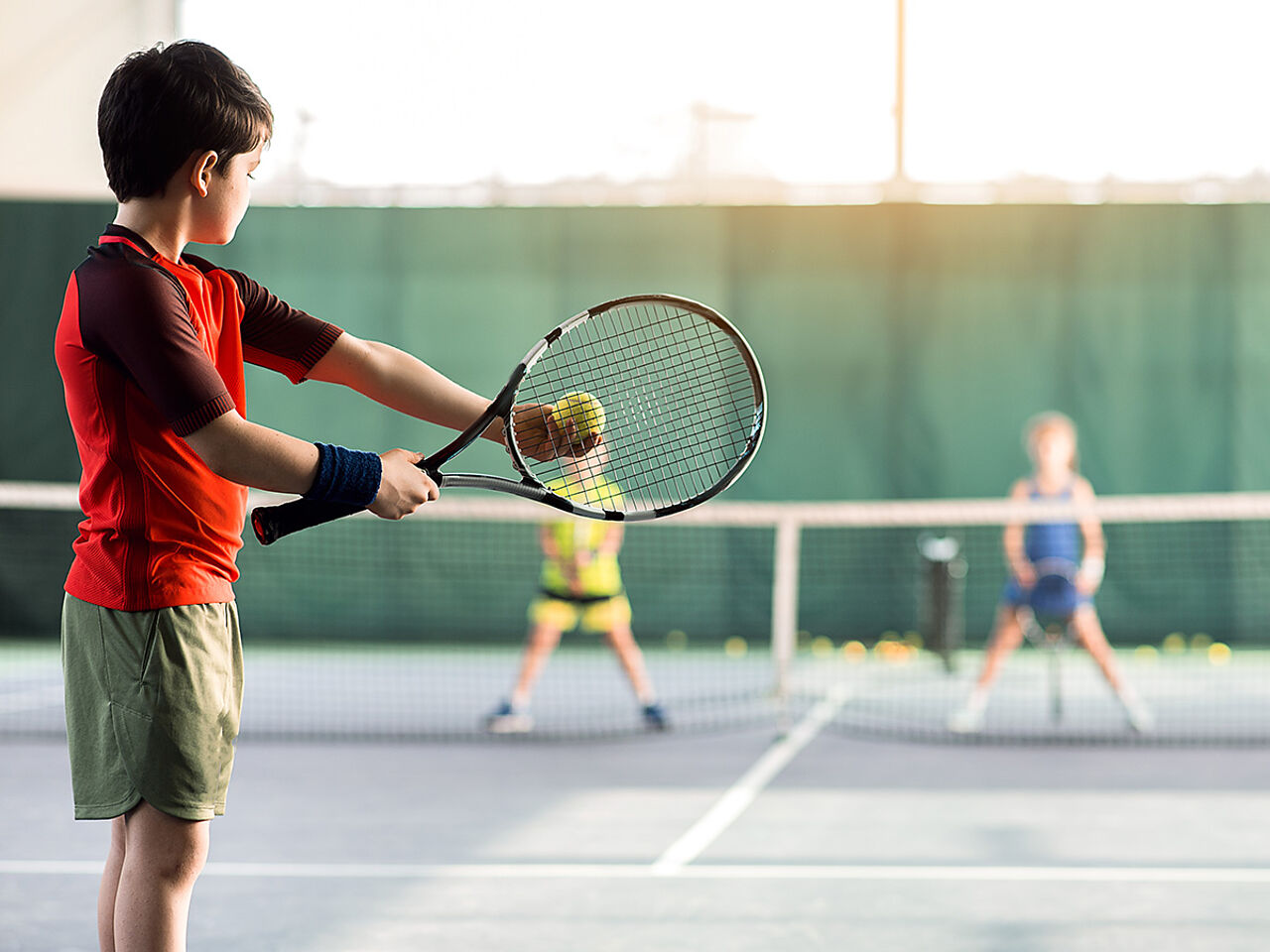 テニスをしている子どもの画像