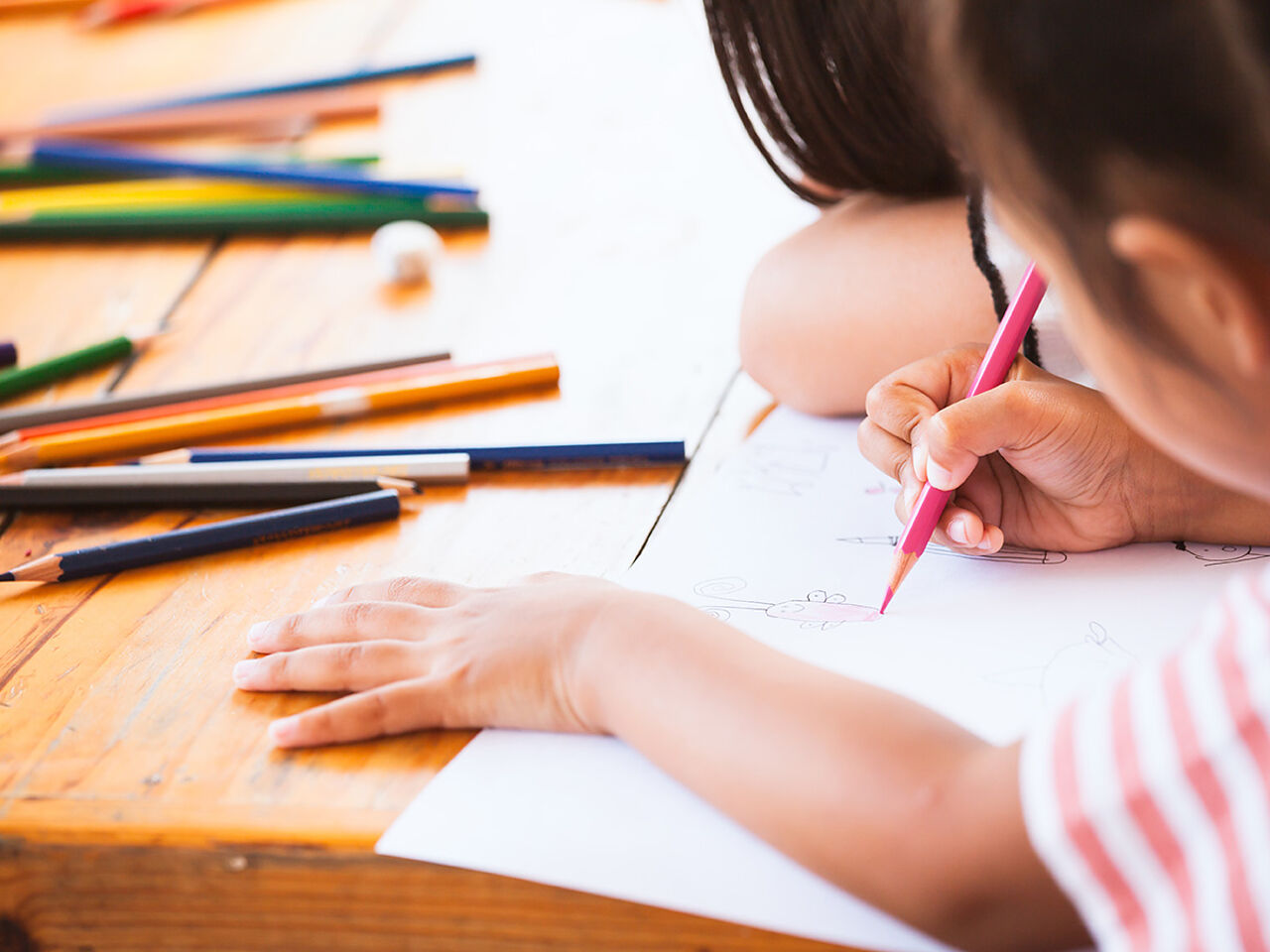 色鉛筆で絵を描いている女の子の画像