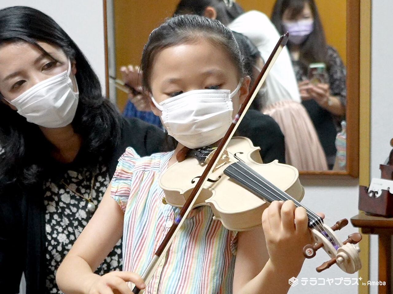 バイオリンを弾いている女の子