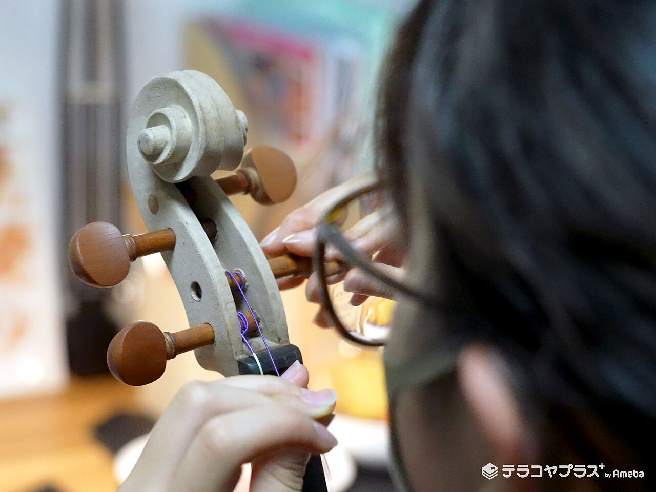 バイオリンを製作中の生徒