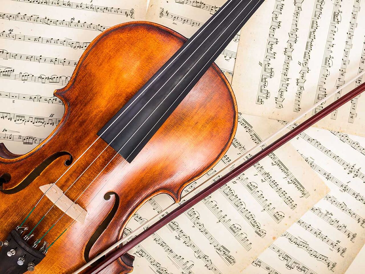 バイオリンと楽譜の画像