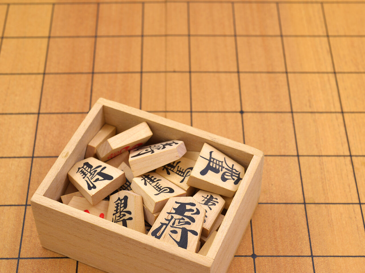 将棋盤の上に駒とケースが置いてある画像