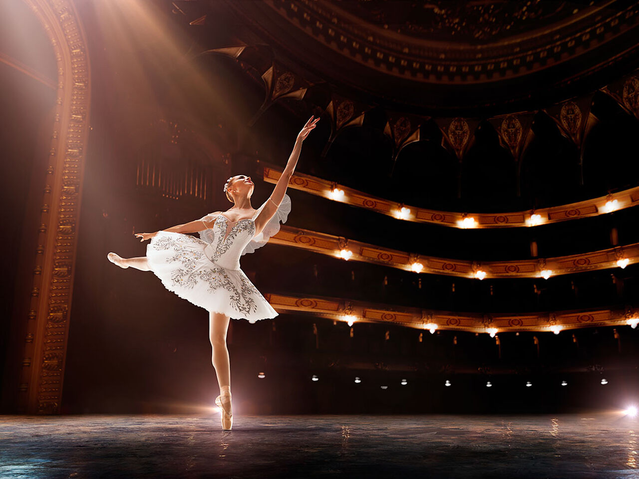 女性が舞台でバレエを踊っている画像