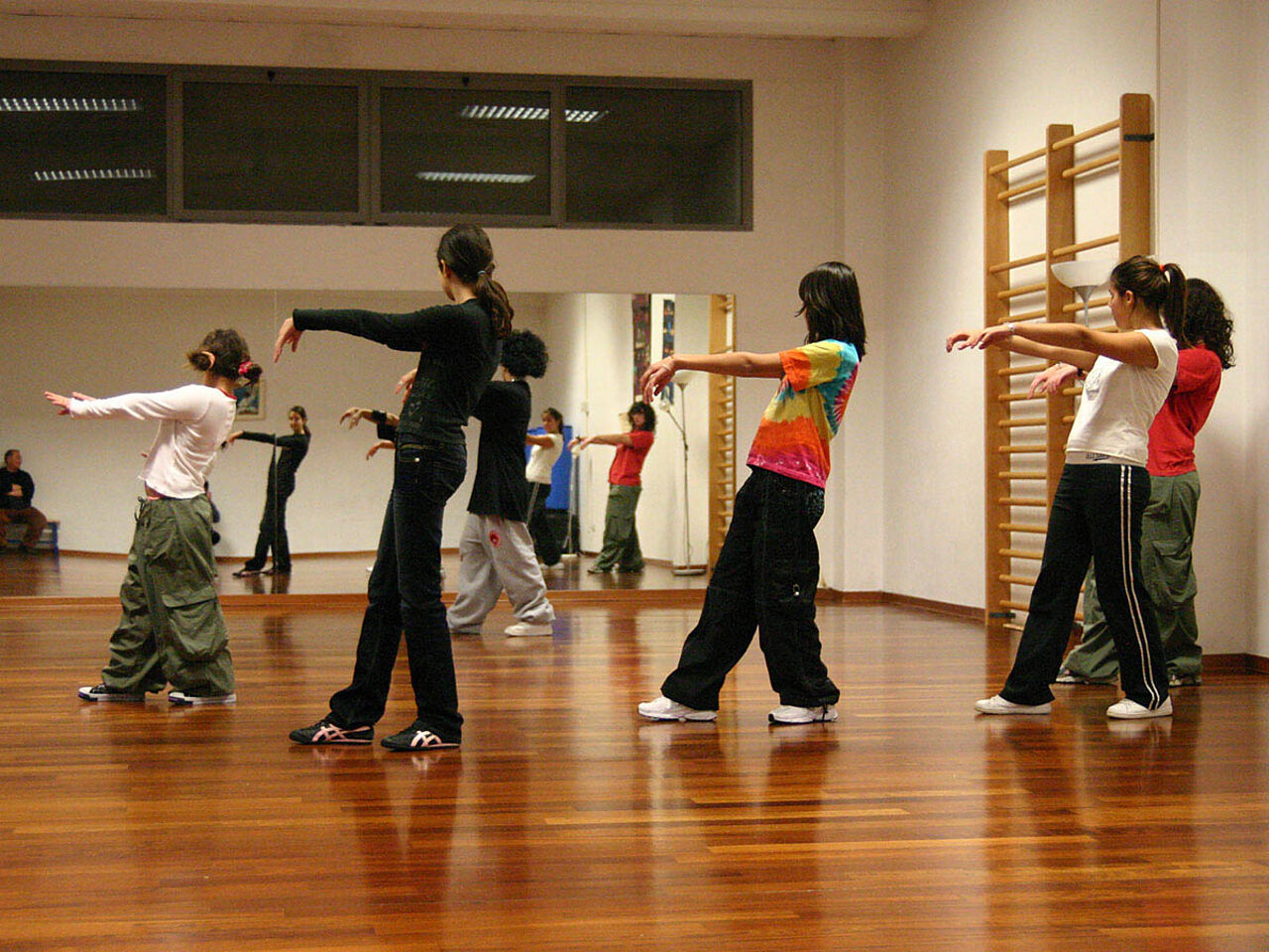 スタジオでダンスの練習をしている子どもたちの画像
