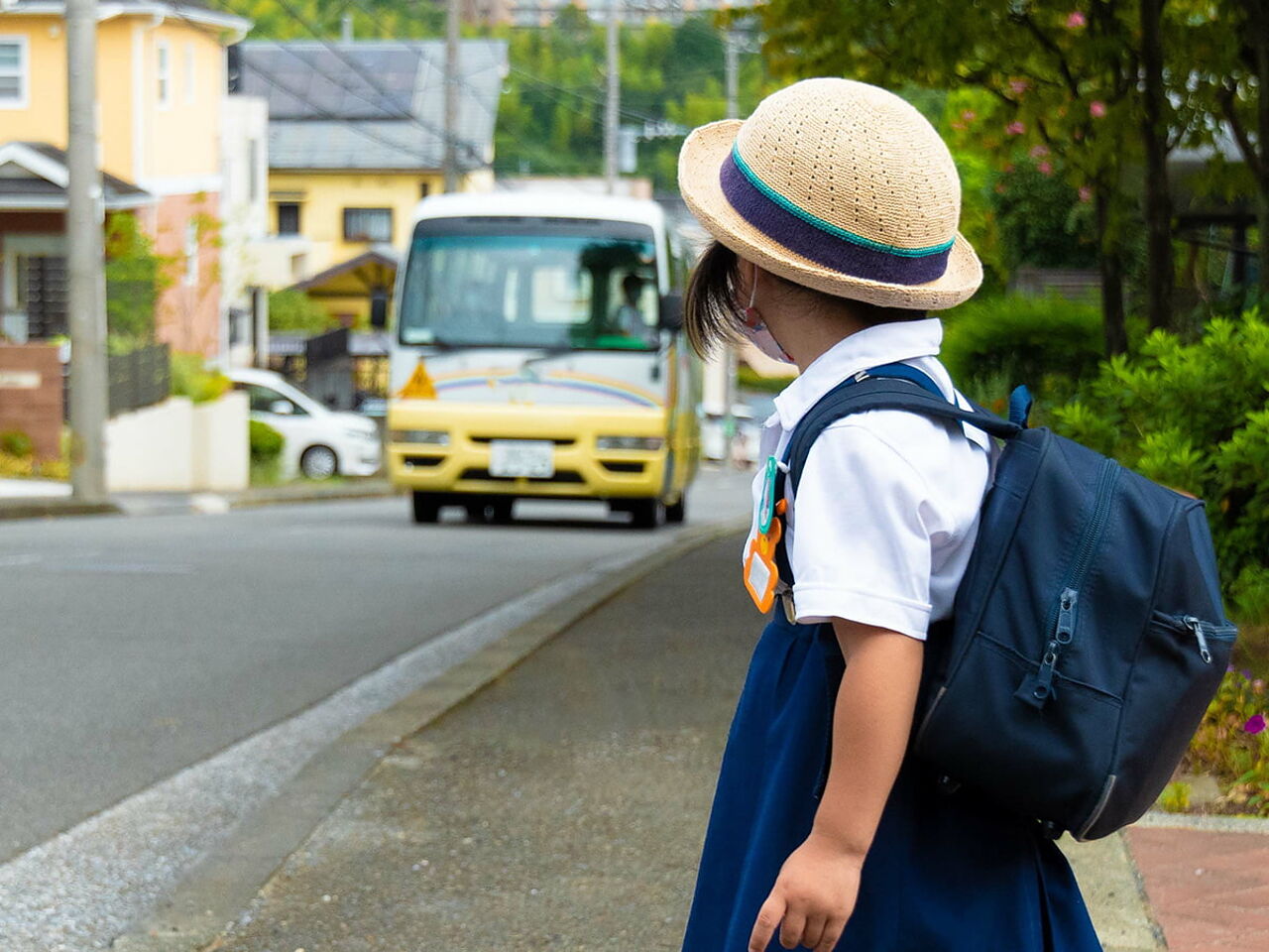 通学中バスを待っている女の子の画像
