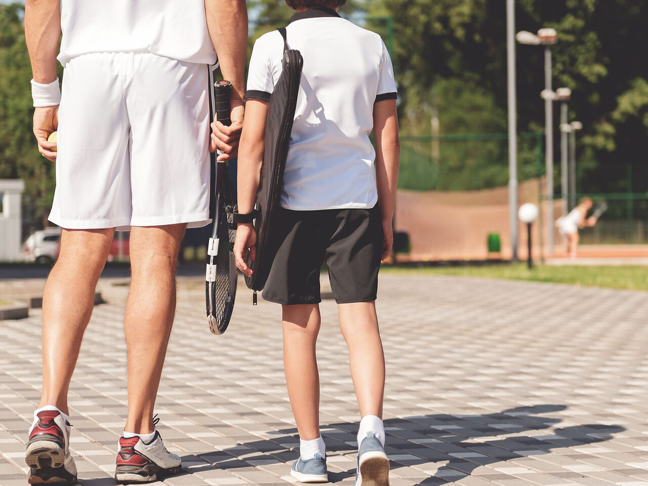 大人と子どもがテニススクールに通っている画像