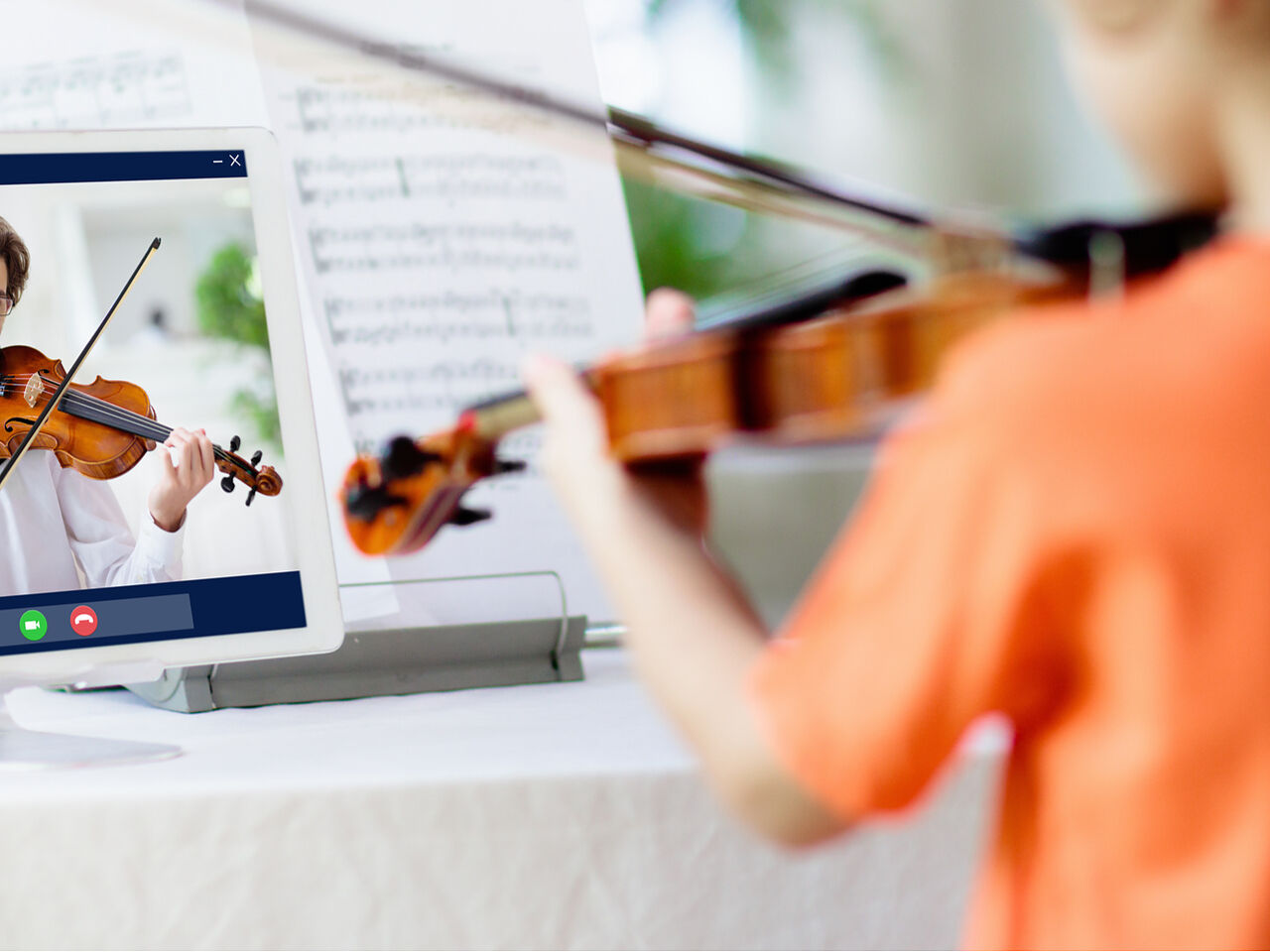 子どもが自宅でオンラインでヴァイオリンの指導を受けている画像