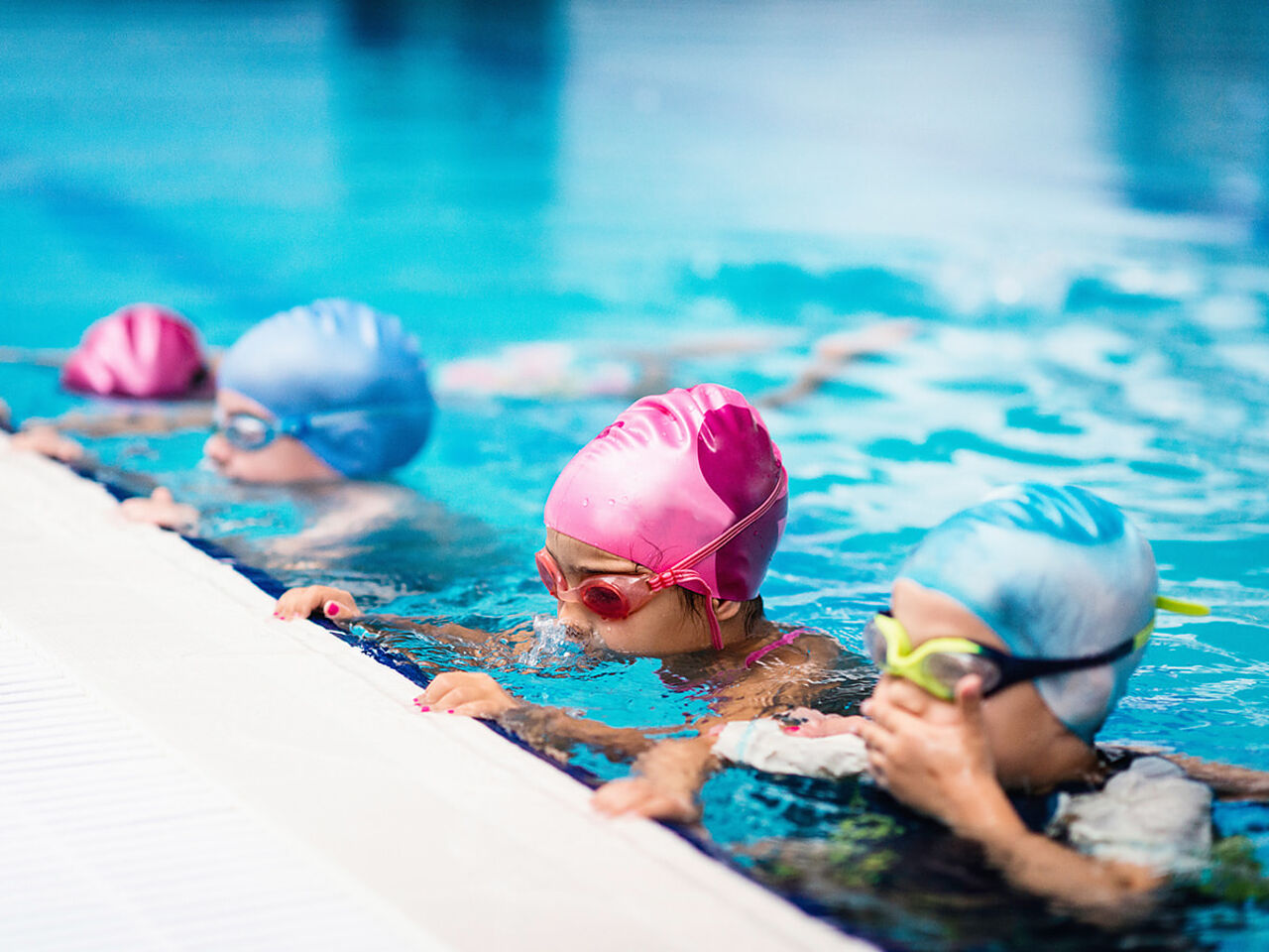 プール際で潜水の練習をしている子どもたちの画像